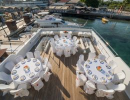 מסיבת חברה על יאכטה קפריסין