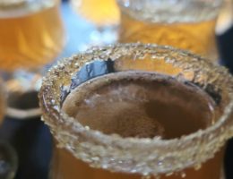 משקה אלכוהולי קפריסאי בבר מקומי