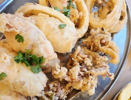 דגים ופירות ים מוגשים במסעדה בקפריסין