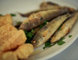 מנת דגים מוגשת בקפריסין במסעדה